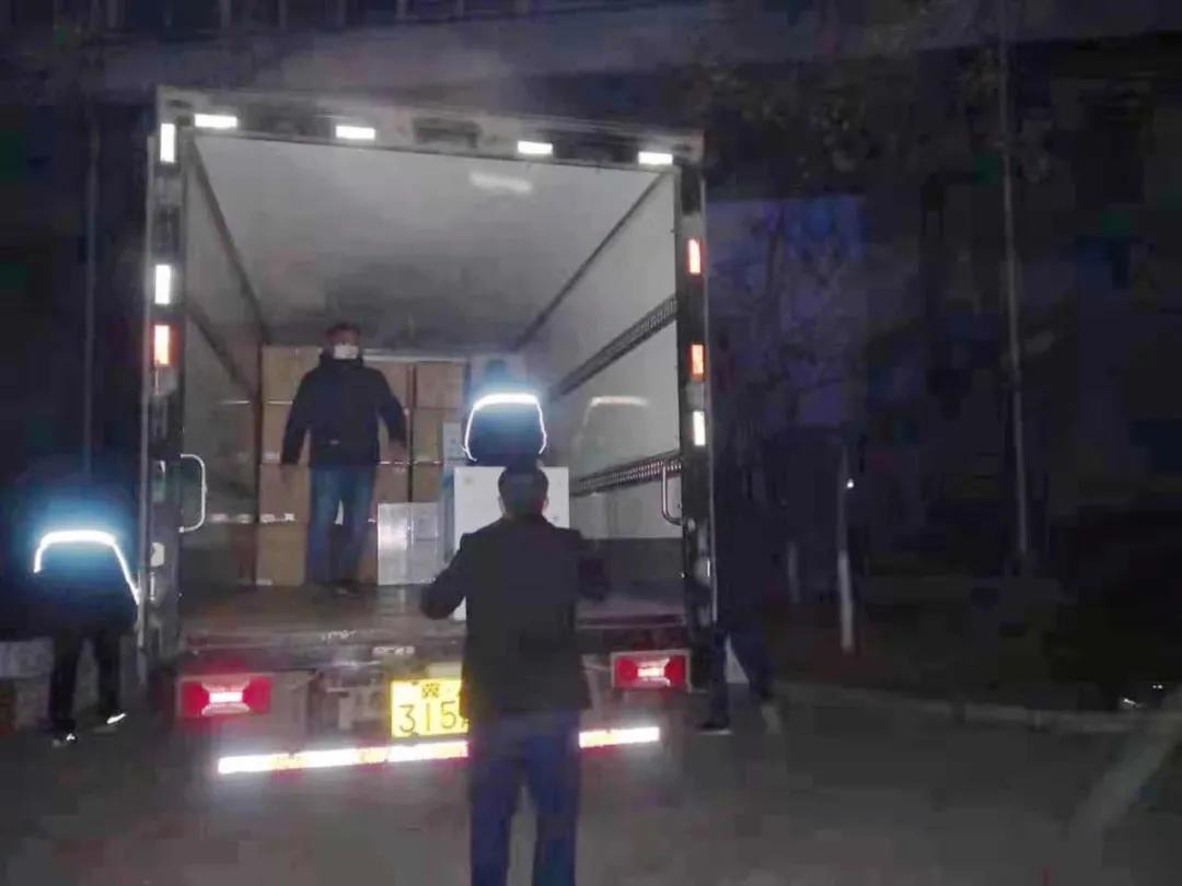 這樣深夜連續(xù)作業(yè)，已堅持了多日