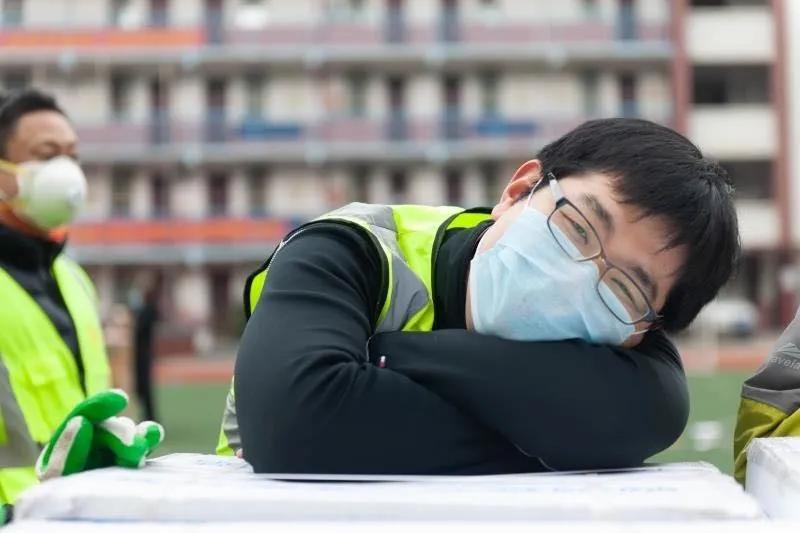 志愿者賈威：“累了，趴下歇會(huì)兒”